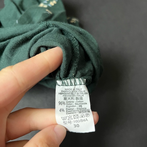 Brandy Melville V neck Crop top Dark Green Floral Amat’s Tee - Picture 5 of 5